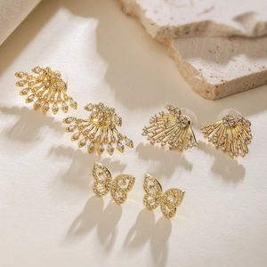 Orecchini A Lobo Farfalla Rame Placcato Oro 18K Micro Pave Zirconi Cubici Con Perno In Oro 18K Gioielli Eleganti Per Donne