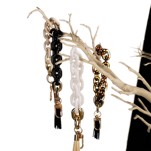 Acryl kettingarmband met kwastjes en gouden karabijnsluitingen in vier diverse kleuren