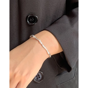 Elegant twisted silver S925 bracelet for women with minimalist woven metal texture