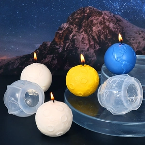 Candela profumata a sfera terra e luna con stampi in silicone su sfondo cielo stellato