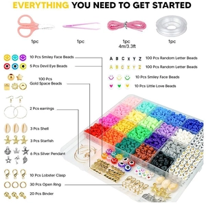 Detail eines DIY-Schmucksets mit bunten Tonperlen, Anhängern und Werkzeugen in der Box