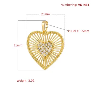 Ciondolo a cuore vintage in oro con trama spazzolata e zirconi su sfondo bianco