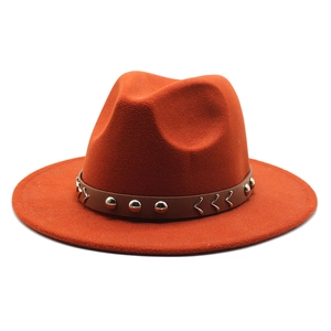 Détail du chapeau en feutre de laine rouge rouille avec bande en cuir et rivets
