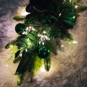 Guirlande de Noël pour escalier avec aiguilles vertes, pommes de pin et boules argentées