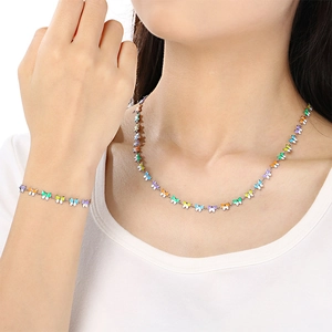 Detalle de conjunto de collar y pulsera de mariposa de esmalte colorido en modelo