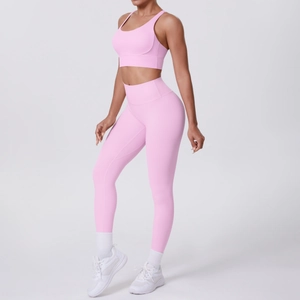 Détail de l'ensemble yoga rose avec legging taille haute et brassière dos croisé