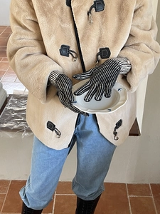 Primer plano de guantes de punto de rayas negras y blancas con función de pantalla táctil