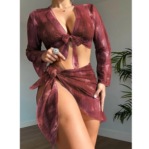Ensemble bikini quatre pièces rouge foncé métallisé avec haut manches longues et jupe mesh