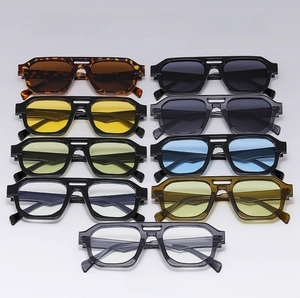 Nove occhiali da sole aviator vintage a doppio ponte in vari colori di montature e lenti