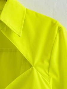 Vue macro du col rabattu jaune vif et des coutures fines sur la chemise élégante
