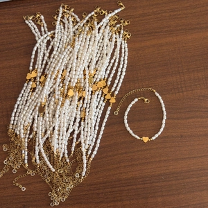 Bracciale di perle barocche bianche con ciondolo a cuore in acciaio placcato oro 18K