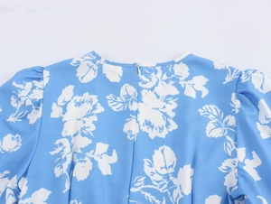 Detailansicht des Rückens mit verdecktem Reißverschluss und Puffärmeln am Blumenkleid