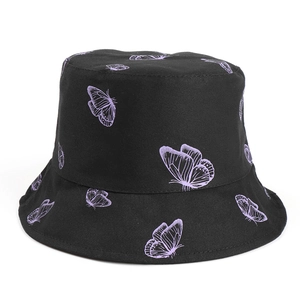 Détail du tissu en coton avec imprimé papillon violet et coutures précises
