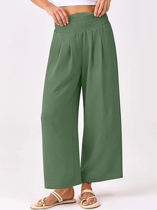 Détail de la taille haute élastique froncée vert olive et de la texture du tissu gaufré