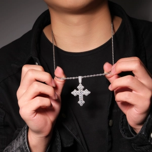 Détail du pendentif croix en zircon argenté sur une chaîne torsadée pour homme