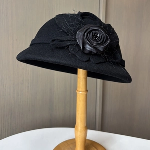 Eleganter schwarzer Wollfilzhut mit 3D-Satinrose, Netzschleier und Perlenverzierungen