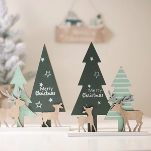 Weihnachtsbaum- und Rentier-Tischdeko aus Holz mit Merry Christmas-Gravur