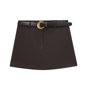 Mini-jupe trapèze marron foncé avec ceinture noire et boucle dorée en croissant
