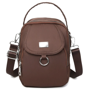 Sac bandoulière en nylon marron avec plusieurs compartiments zippés et détails argent