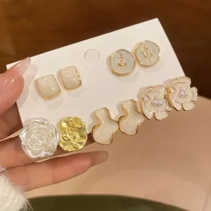 Ensemble de boucles d'oreilles élégantes en fleurs dorées et perles, style vintage