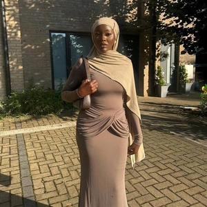 Robe longue élégante à manches longues avec détail de nœud à la taille en marron clair