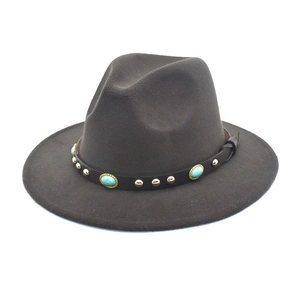 Détail d'un chapeau fedora en laine gris anthracite avec bande cuir et gemmes turquoise