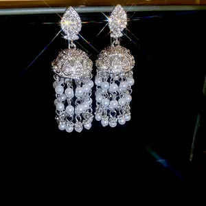 Élégantes boucles d'oreilles pompons argentées avec perles et cristaux, style ethnique