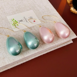 French vintage teardrop pearl earrings in mint green and light pink with gold hooks