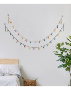 Détail des cordons à clips colorés faits main pour la déco murale et photos d'enfants