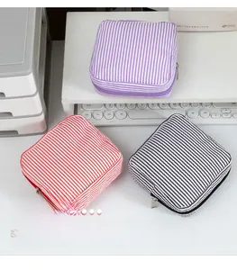 Vue détaillée des pochettes en seersucker rayé en motifs violet, rouge et noir