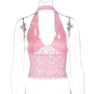 Gros plan du haut licou en dentelle rose montrant les bords ondulés et la texture