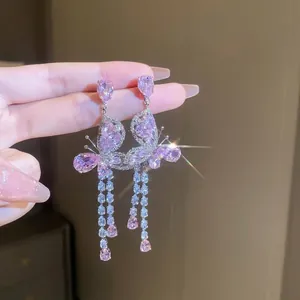 Boucles d'oreilles papillon en zircon rose avec de longues franges et cristaux brillants
