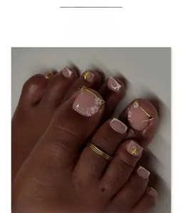 Détails des ongles de pieds roses avec fleurs blanches et breloques étoile de mer