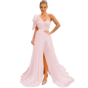 Elegant one-shoulder light pink evening dress with a large bow and high slit tulle skirt