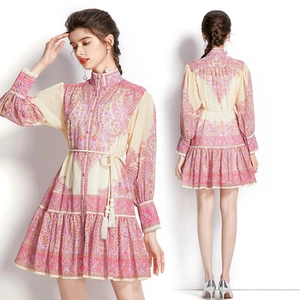 Détail d'une robe chemisier à motif paisley avec col montant et lien à glands