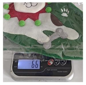 Dettaglio di una calza di Natale da 66g per animali con motivi di ossa su una bilancia