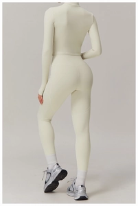 Detailansicht des cremefarbenen Yoga-Sets mit V-Naht-Leggings und schmalem Oberteil