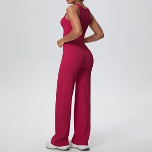 Dettaglio completo completo yoga rosso scuro con canotta vogatore e pantaloni sportivi