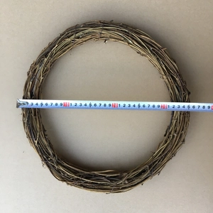 Draufsicht auf Naturrebenkranz mit Maßband, das den Außendurchmesser von 35cm zeigt