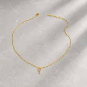 Detalle del colgante llave corazón chapado en oro 18K con circonitas y medidas de cadena