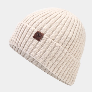 Bonnet en tricot écru à rayures avec un écusson en cuir marron de qualité supérieure