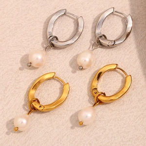 U-shaped 18K gold plated earrings with irregular pearls in gold and silver finishes