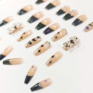 Faux ongles cercueil longs avec pointes French noires, papillons 3D et strass brillants