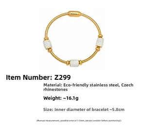 Detailansicht des vergoldeten Schlangenarmbandes aus Edelstahl mit glänzenden Zirkonia