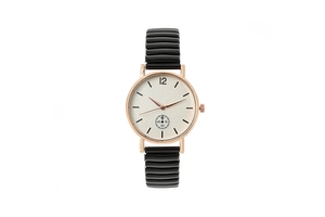 Détail d'une montre or rose avec bracelet élastique noir et cadran blanc épuré