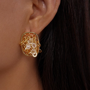 Gros plan détaillé des boucles d'oreilles géométriques plaquées or 18 carats avec perles