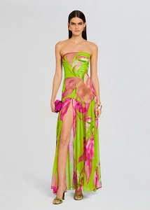 Détail d'une robe longue à fleurs avec fente haute et couleur vert néon éclatante