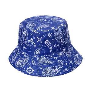 Dettaglio delle cuciture parallele e del motivo paisley bianco su un cappello alla pescatora