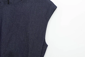 Vue détaillée du col et de l'épaule d'une robe midi en denim bleu foncé