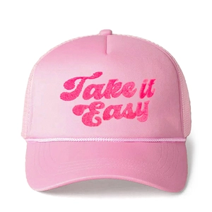 Détails de la casquette trucker en filet rose avec broderie Take It Easy à l'avant